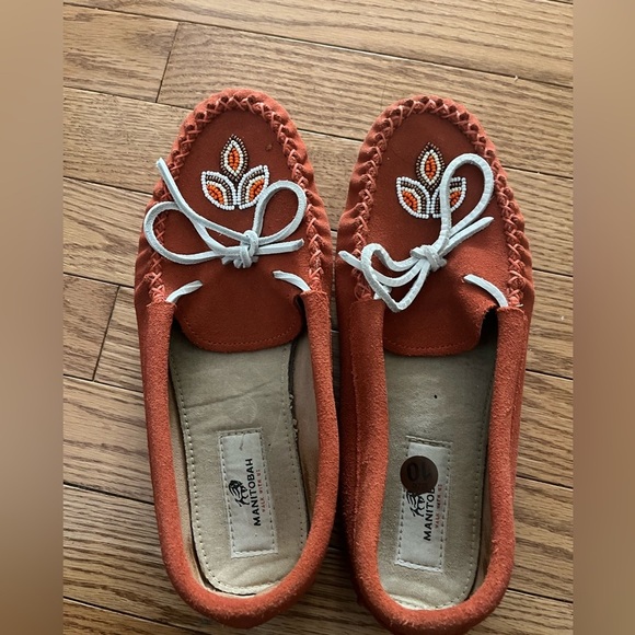 [US10] Manitobah Mukluks Kayak Moccasin Women's Orange Moccasins - Picture 3 of 10